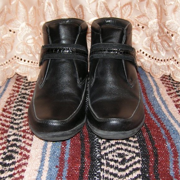 size 8 Ladies' Black Leather ankle boots Faux Fur Lined Low heel - Picture 2 of 10